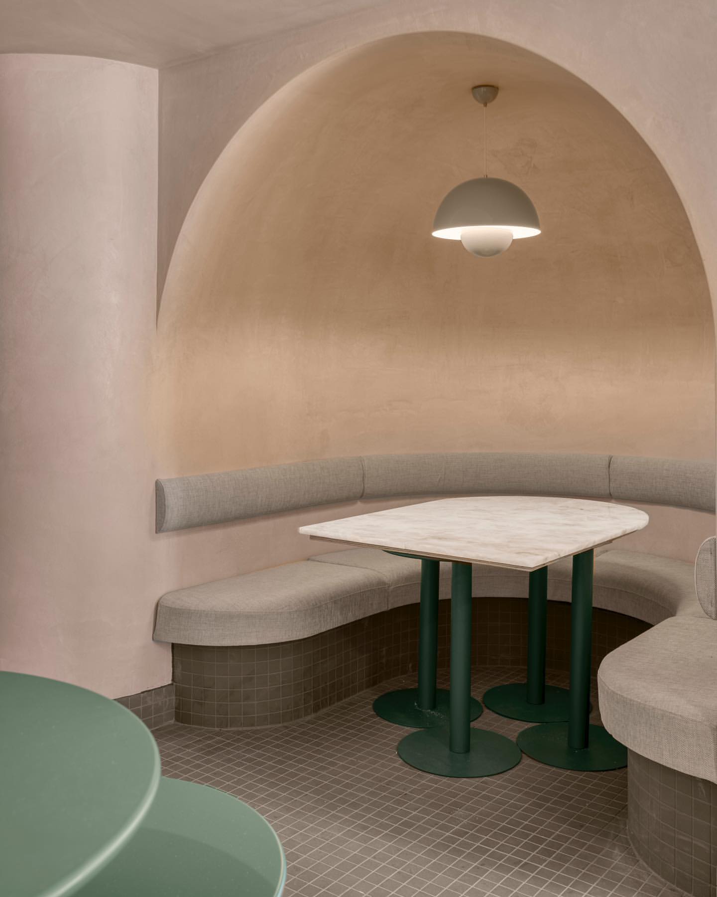 Mesa sob arco e luminária no salão