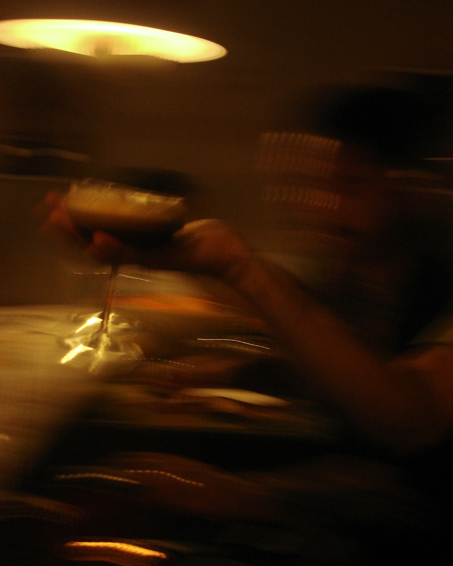 Drink em movimento sob luz âmbar