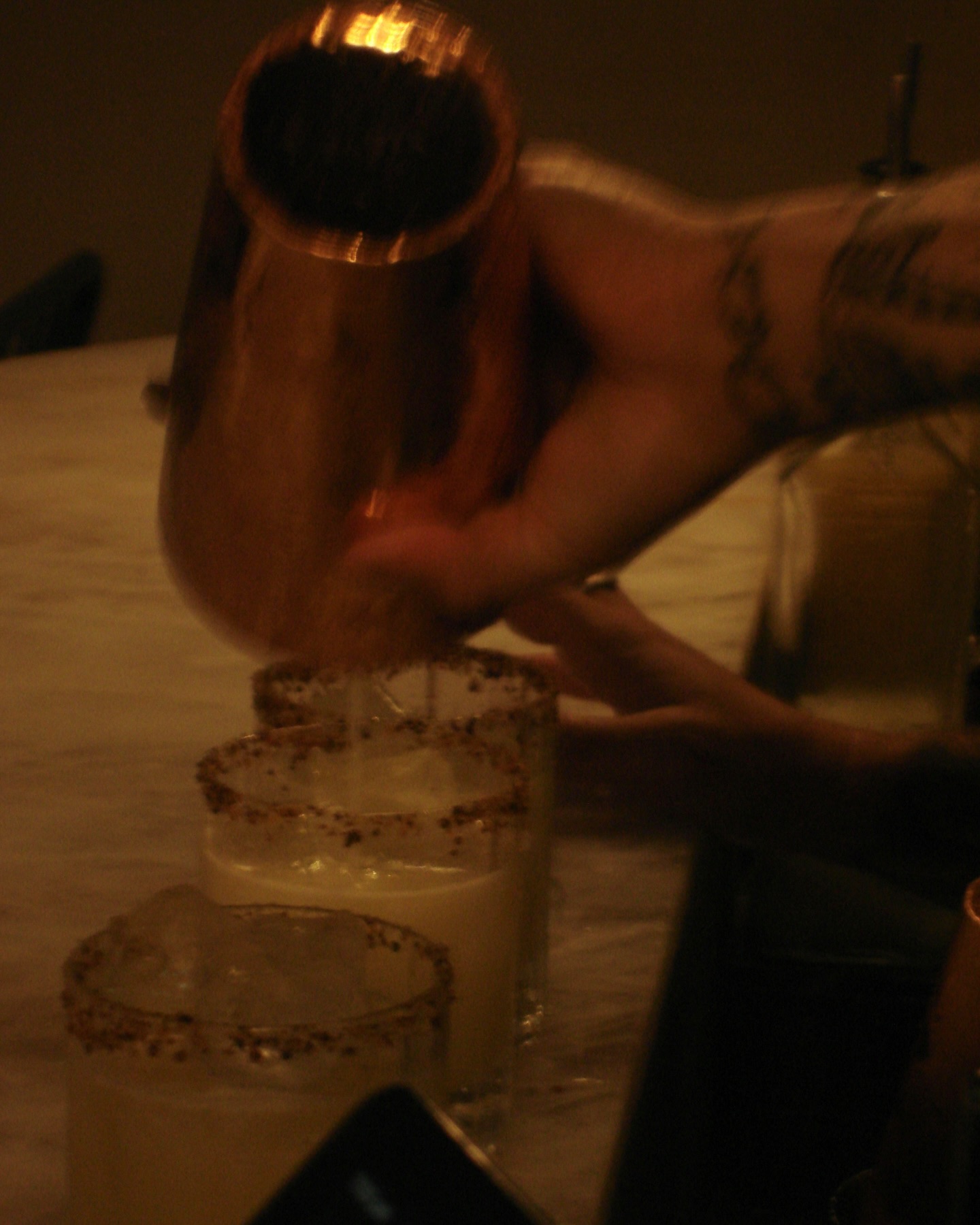 Drink sendo servido no balcão