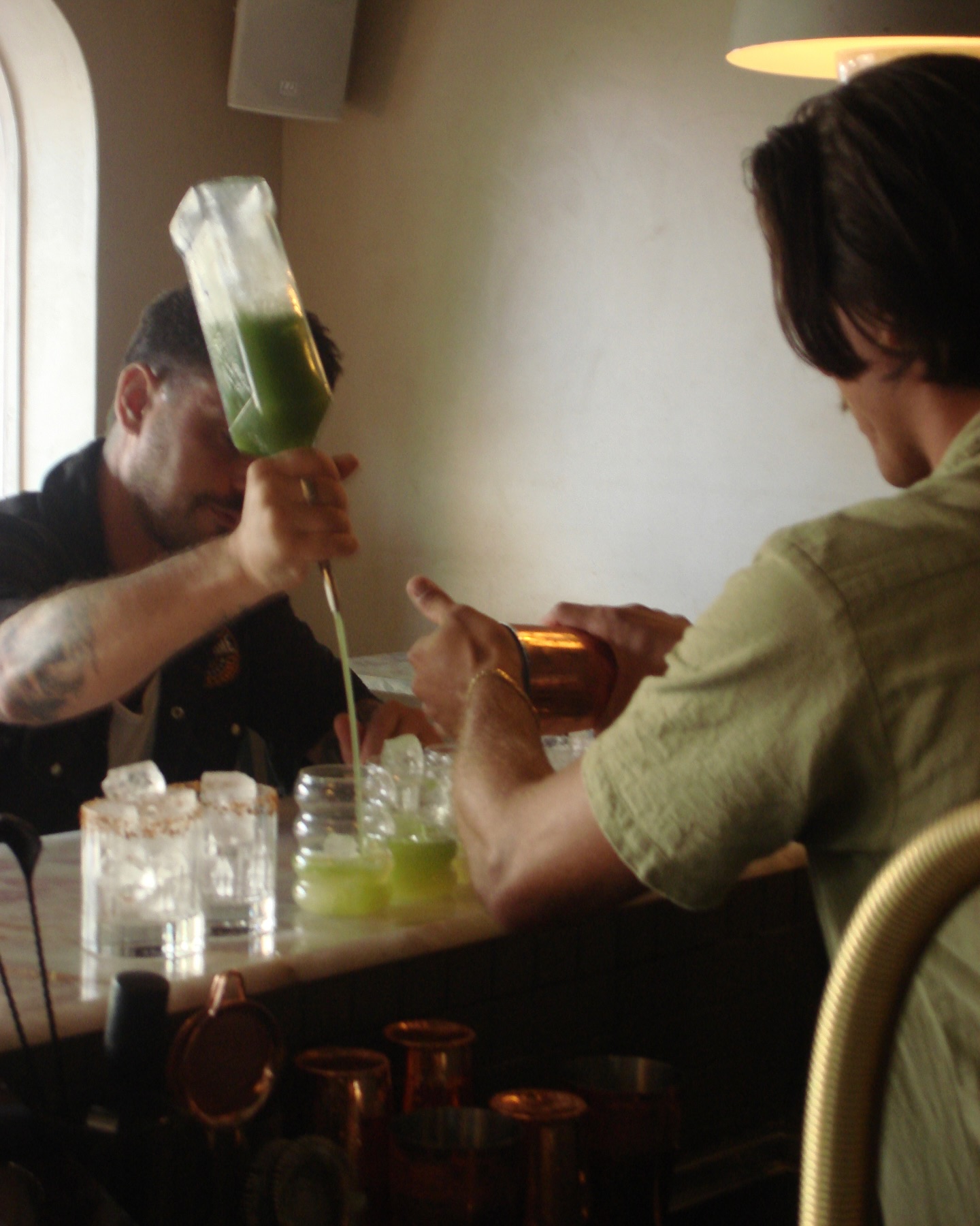 Equipe preparando cocktails no balcão