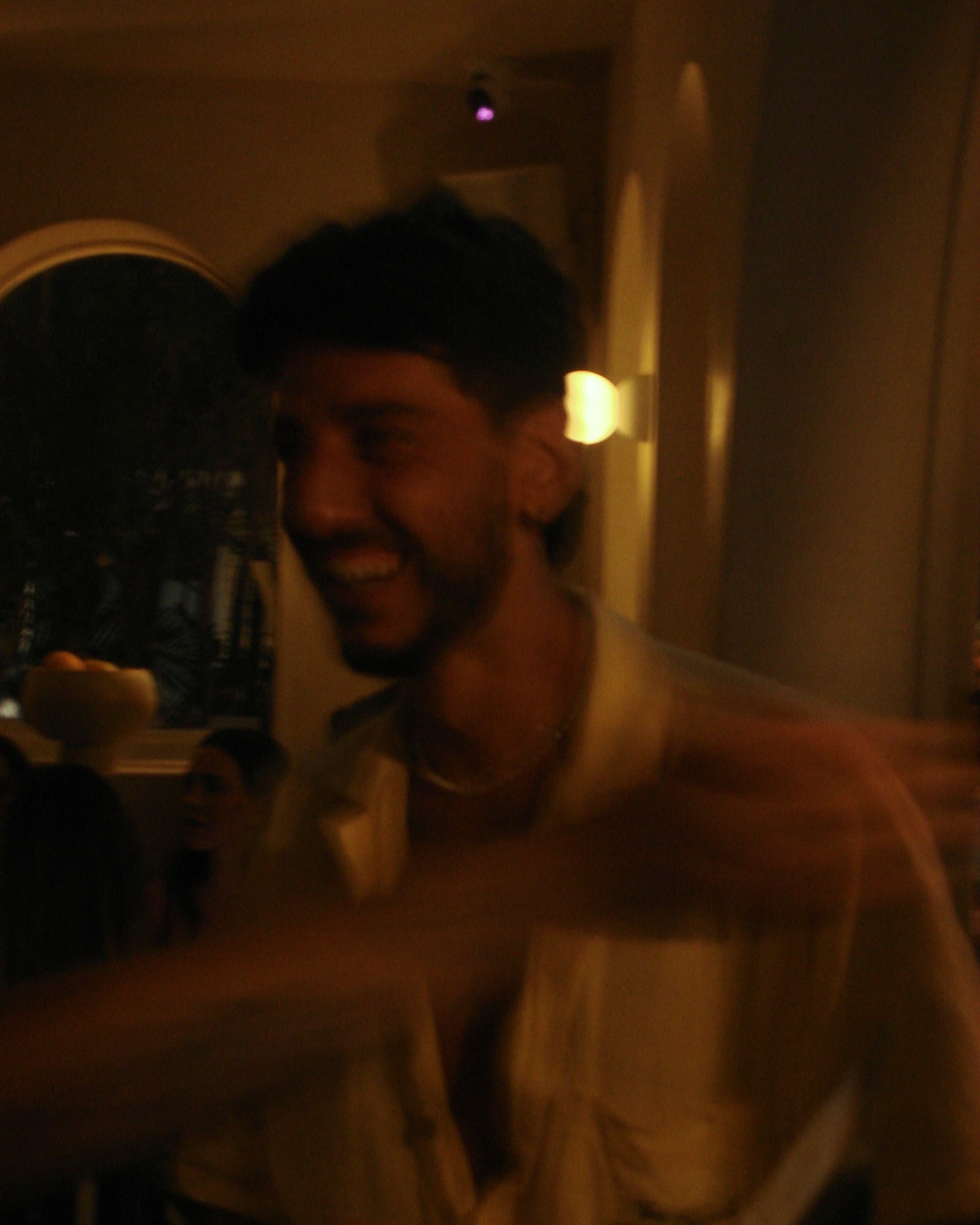 Cliente sorrindo durante a noite