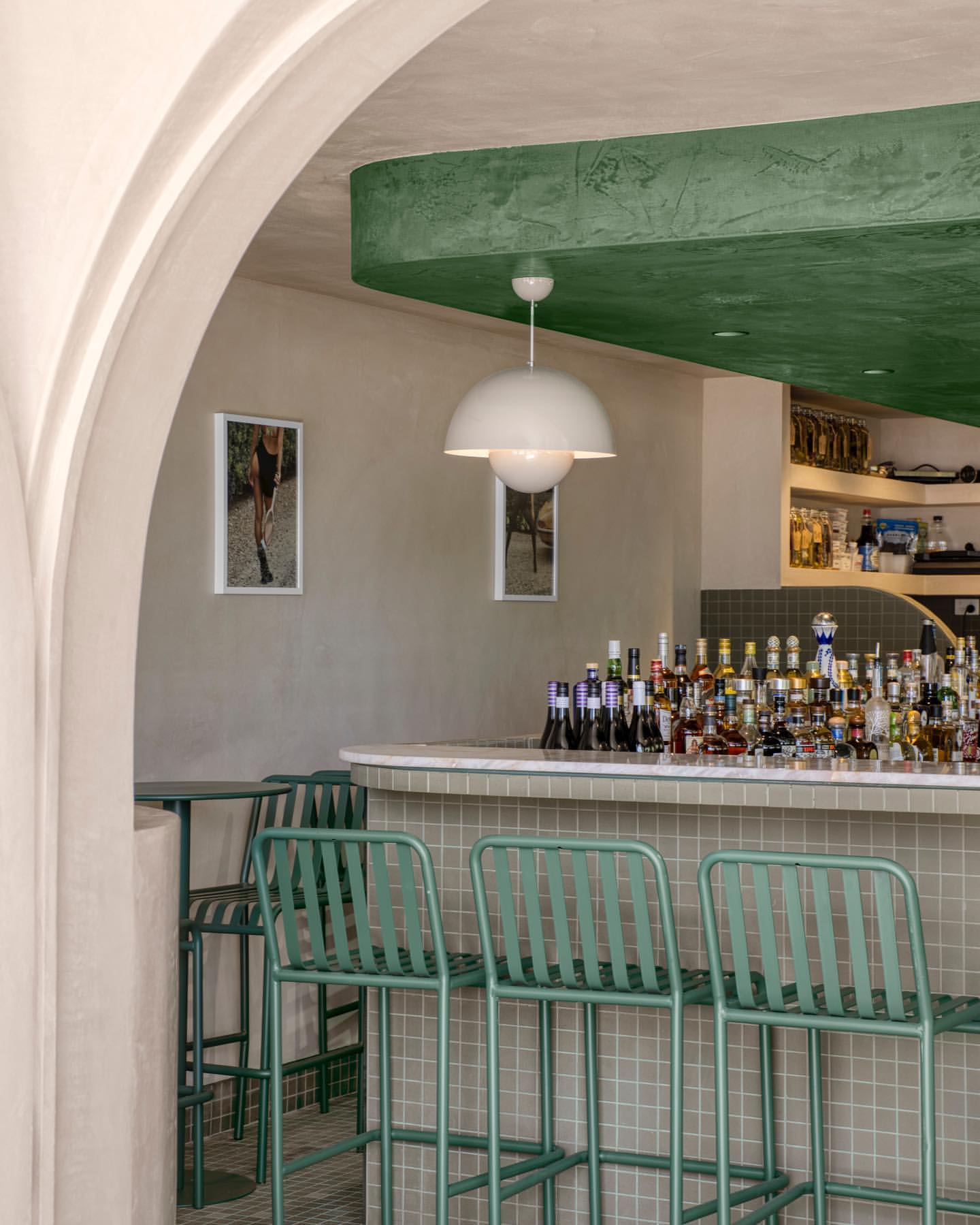 Arco e balcão do The Brasa Bar durante o dia